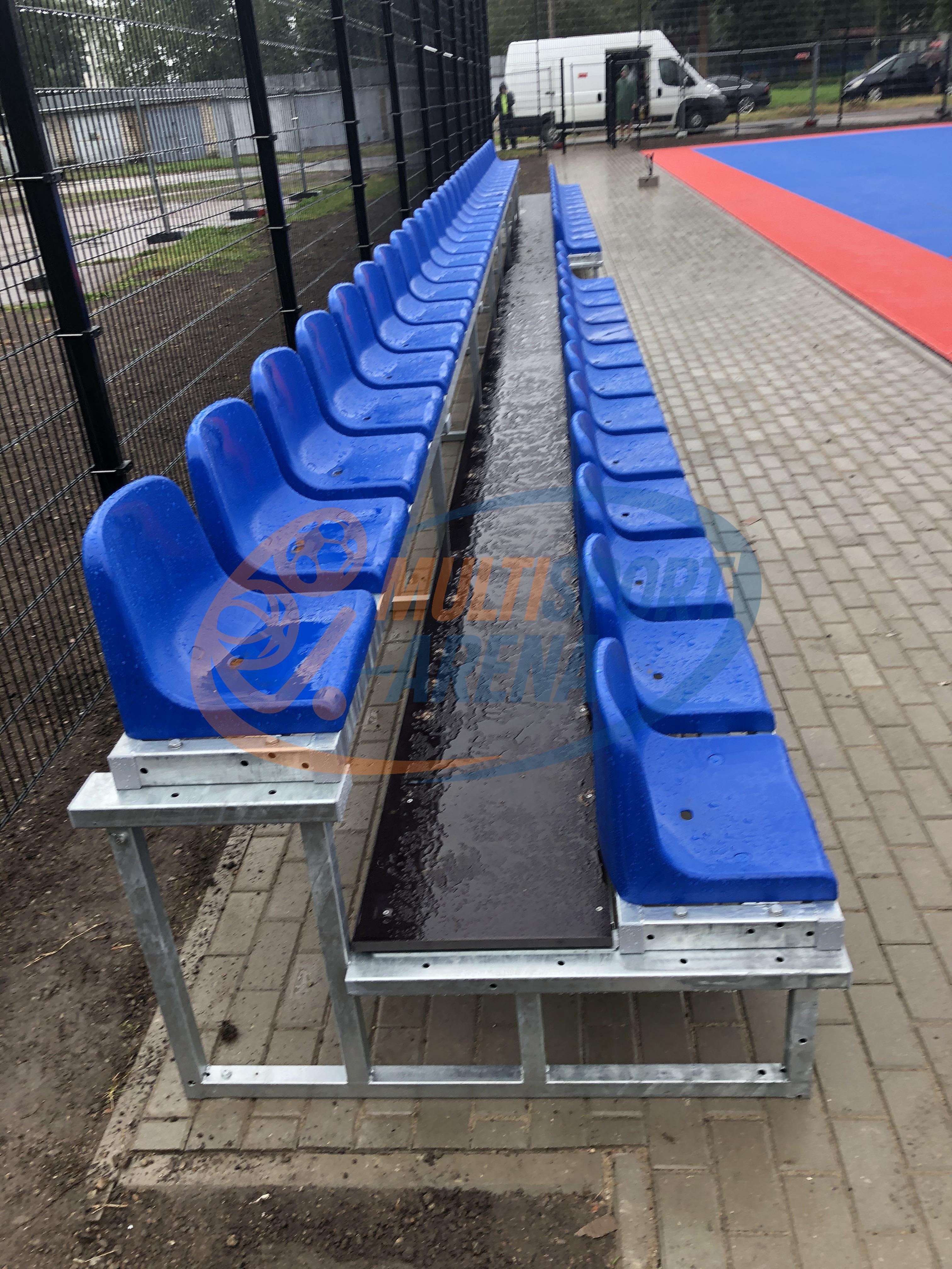 Tribüün kaherealine, plastikust istmetega