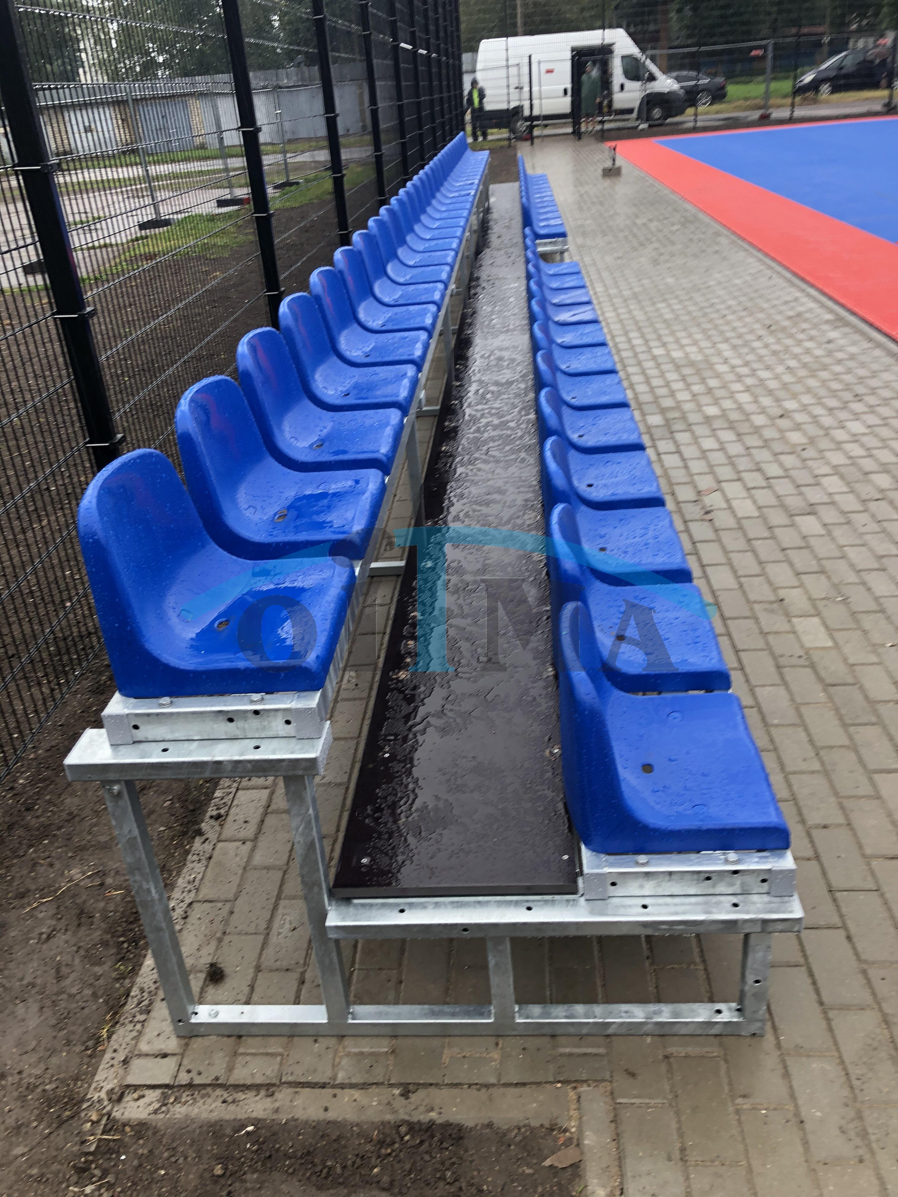Tribüün kaherealine, plastikust istmetega